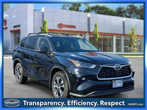 Certified 2023 Toyota Highlander XLE image 1
