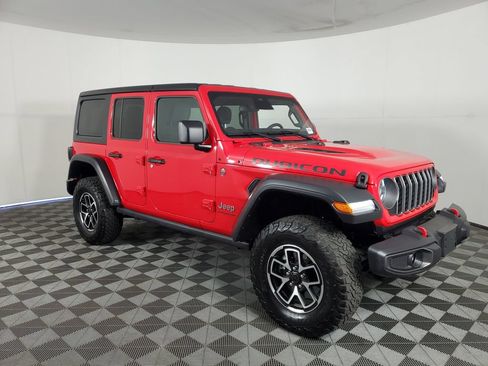 Used 2025 Jeep Wrangler Unlimited Rubicon w/ Convenience Group AWD/4WD image 2