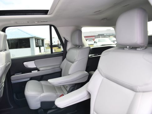 Used 2025 Ford Expedition Active image 15