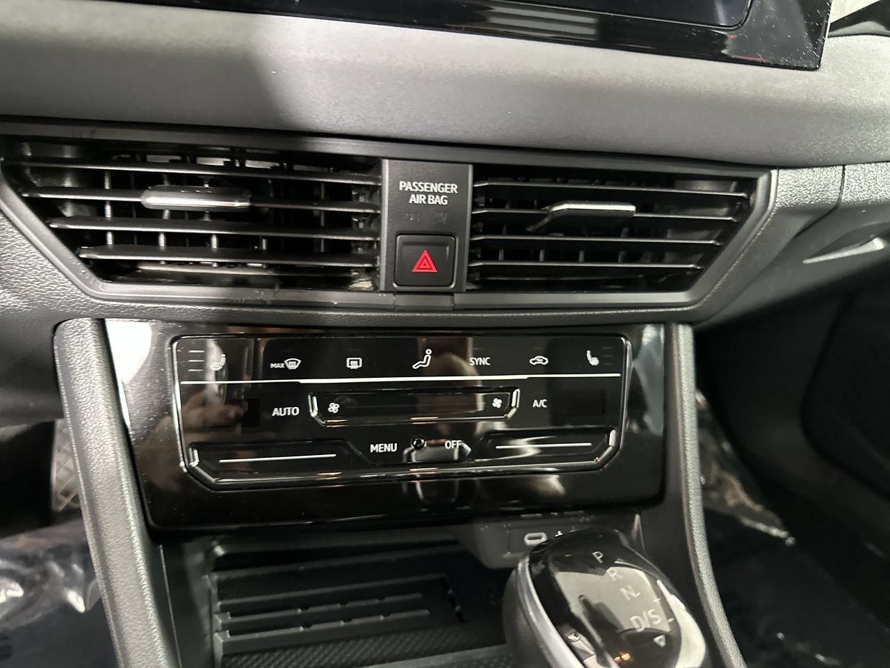 Used 2025 Volkswagen Jetta SE FWD image 12