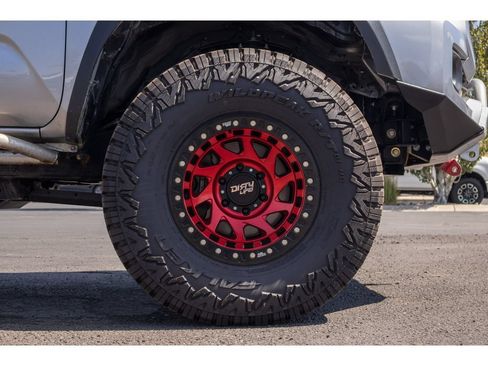 Used 2021 Toyota Tacoma TRD Off-Road w/ Technology Package AWD/4WD image 9