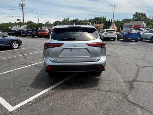 Used 2021 Toyota Highlander XLE AWD/4WD image 15