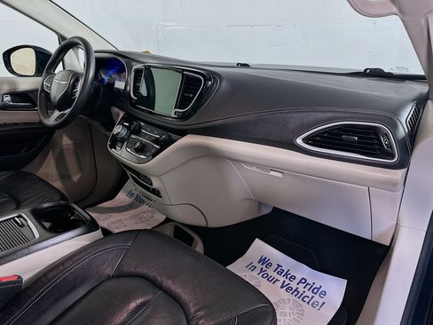 Used 2022 Chrysler Pacifica Touring-L AWD/4WD image 28