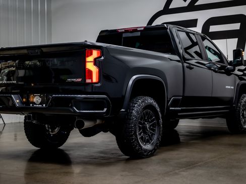 Used 2024 Chevrolet Silverado 2500 ZR2 w/ Technology Package image 36