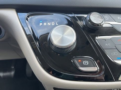 Used 2022 Chrysler Pacifica Touring-L image 30