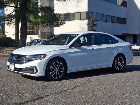 Used 2024 Volkswagen Jetta Sport image 3