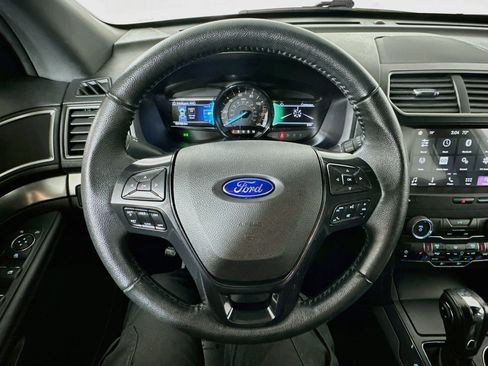 Used 2018 Ford Explorer XLT w/ XLT Appearance Package AWD/4WD image 11