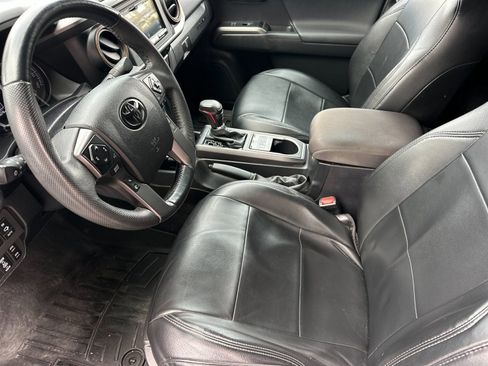 Used 2022 Toyota Tacoma TRD Off-Road w/ Technology Package image 9