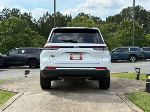 New 2026 Jeep Grand Cherokee Laredo w/ Trailer Tow Package AWD/4WD image 6