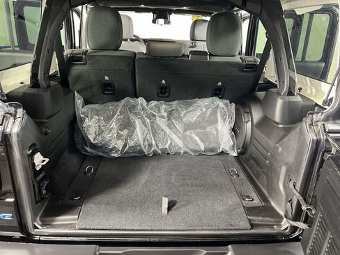 Used 2024 Jeep Wrangler Unlimited w/ Convenience Group AWD/4WD image 23