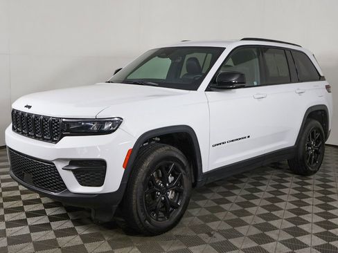 Used 2025 Jeep Grand Cherokee Altitude AWD/4WD image 7