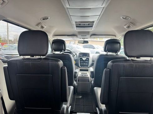 Used 2016 Chrysler Town & Country Touring image 28