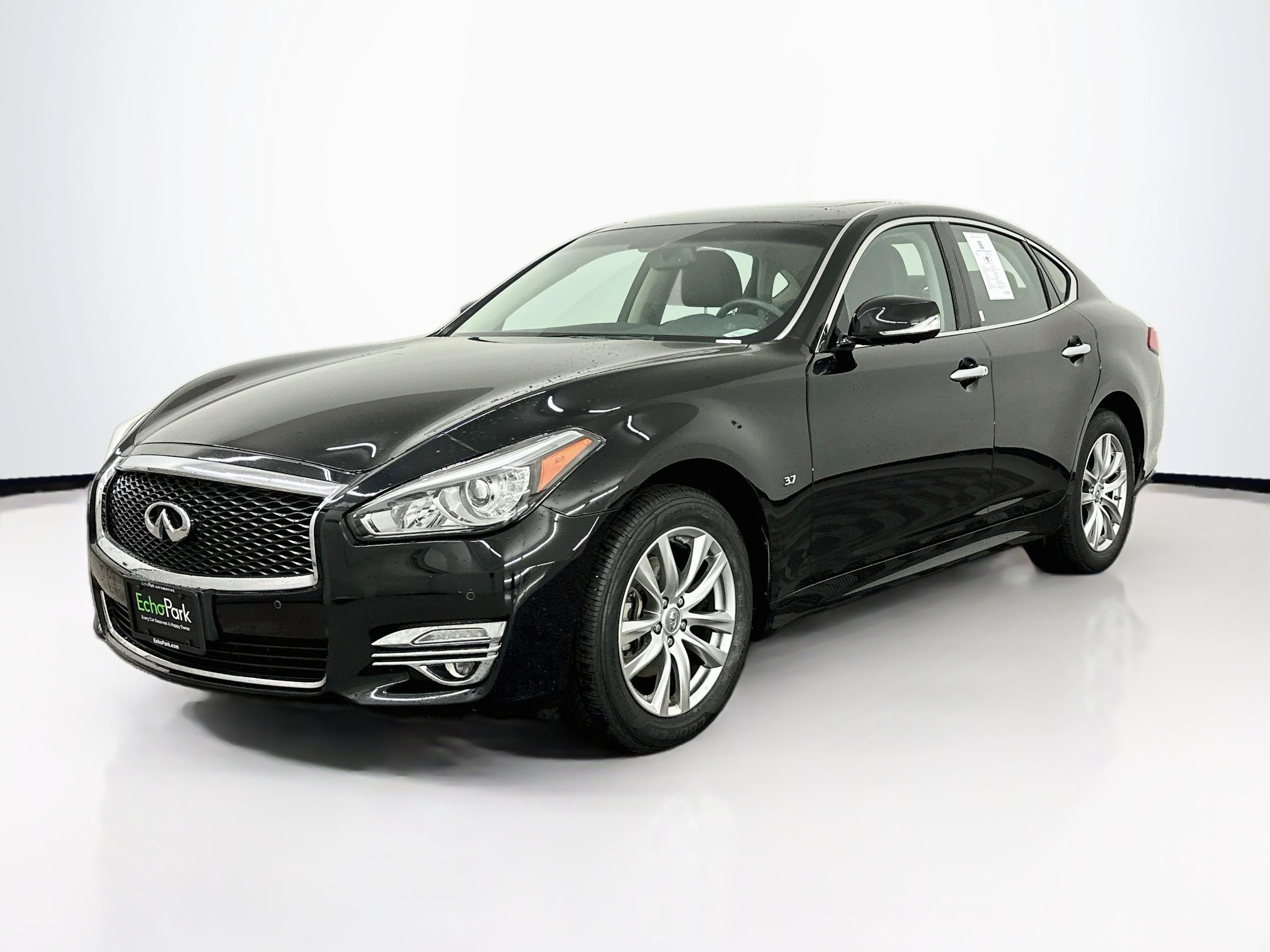 Used 2018 INFINITI Q70 Luxe AWD/4WD image 3