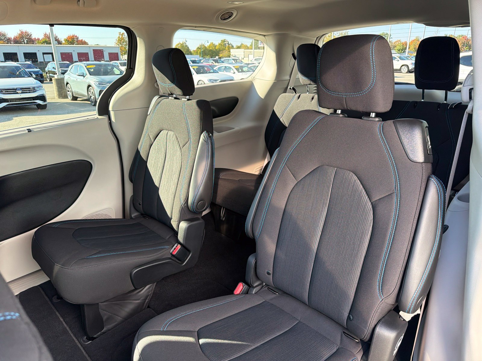 Used 2021 Chrysler Pacifica Touring w/ Cold Weather Group FWD image 37