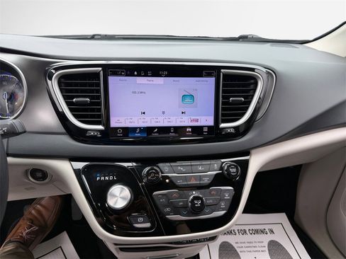 Used 2023 Chrysler Pacifica Touring-L image 22