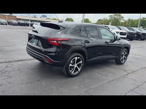 Used 2024 Chevrolet Trax RS w/ Sunroof Package FWD image 8