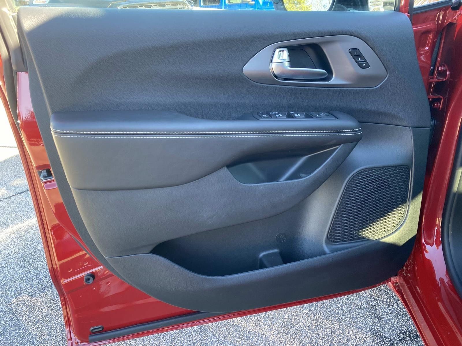 New 2026 Chrysler Pacifica Select FWD image 9