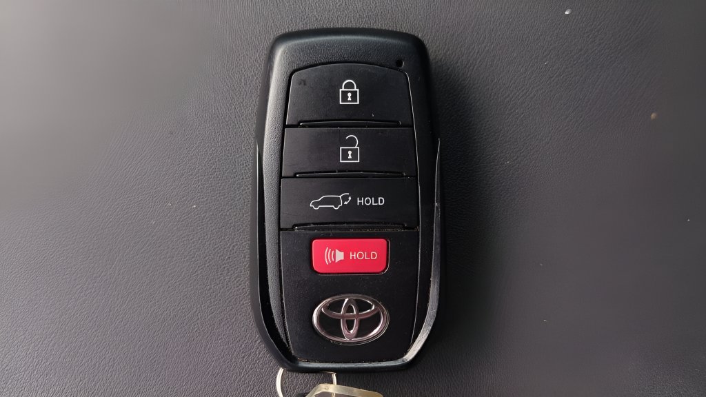 Used 2024 Toyota Highlander Limited FWD image 9