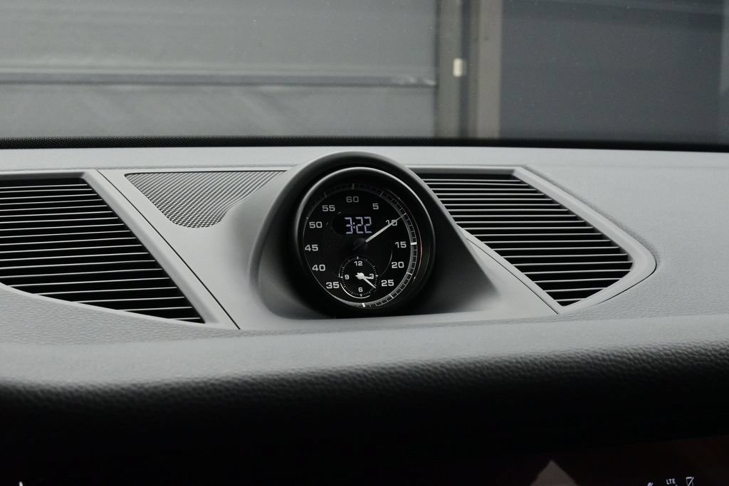 Certified 2025 Porsche Macan AWD/4WD image 12