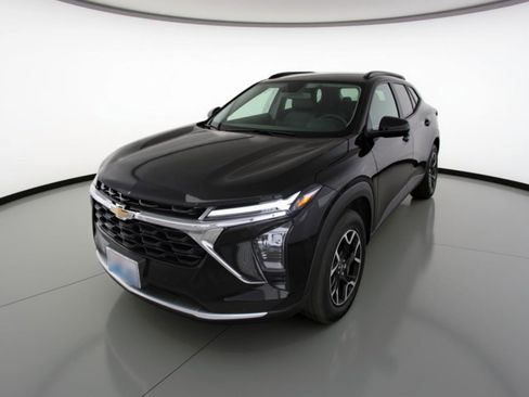 Used 2025 Chevrolet Trax LT w/ LT Convenience Package image 3