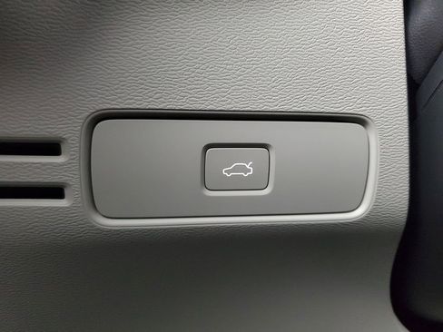 Certified 2026 Volvo XC40 B5 Plus w/ Protection Package Premier AWD/4WD image 37