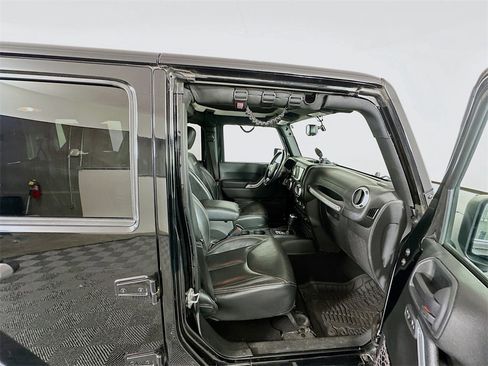 Used 2017 Jeep Wrangler Unlimited Sahara w/ Connectivity Group image 25