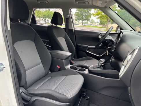 Used 2025 Kia Soul LX w/ LX Technology Package FWD image 22