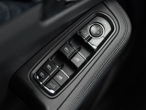 Certified 2024 Porsche Macan AWD/4WD image 19