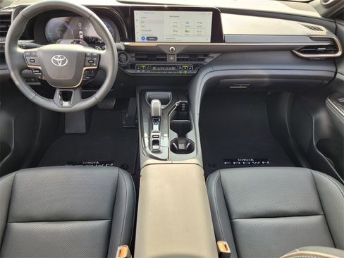 Used 2025 Toyota Crown Platinum image 8