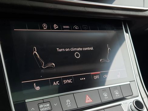 Used 2022 Audi Q8 Premium image 23