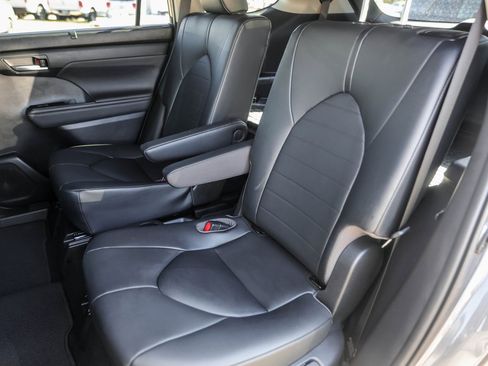 Used 2020 Toyota Highlander XLE image 26