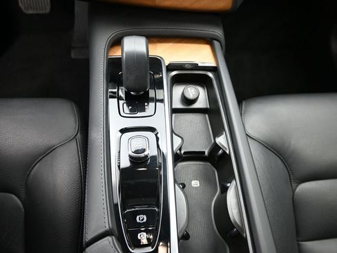 Used 2023 Volvo XC90 B6 Plus AWD/4WD image 13