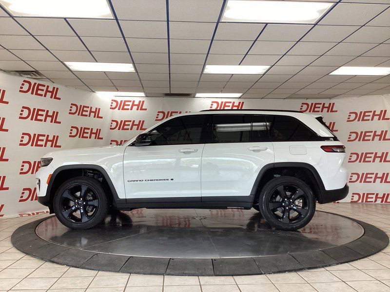 Used 2023 Jeep Grand Cherokee Altitude AWD/4WD image 4