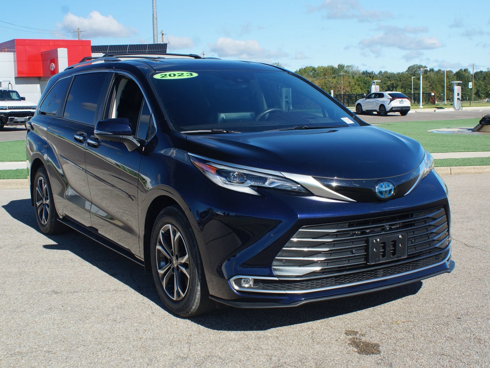 Used 2023 Toyota Sienna Platinum FWD image 2