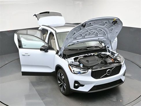 Used 2024 Volvo XC40 B5 Ultimate w/ Protection Package Premier image 49