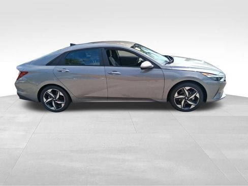 Used 2023 Hyundai Elantra SEL w/ Convenience Package FWD image 5
