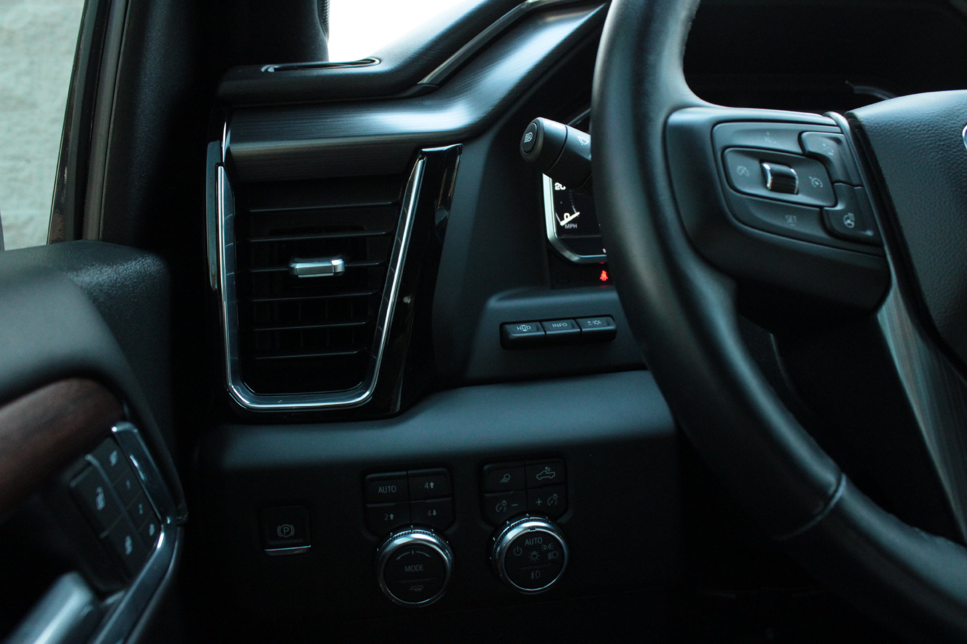 Used 2024 GMC Sierra 2500 Denali Ultimate w/ Max Trailering Package AWD/4WD image 32