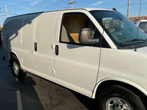 Used 2021 Chevrolet Express 3500 w/ Driver Convenience Package image 23