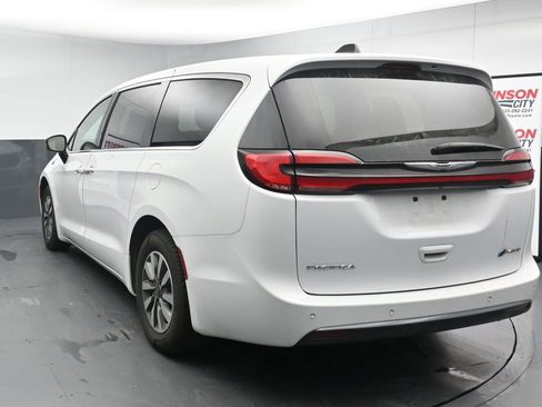 Used 2024 Chrysler Pacifica Limited FWD image 6