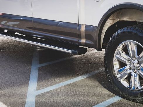 Used 2018 Ford F150 Lariat w/ Equipment Group 502A Luxury image 9