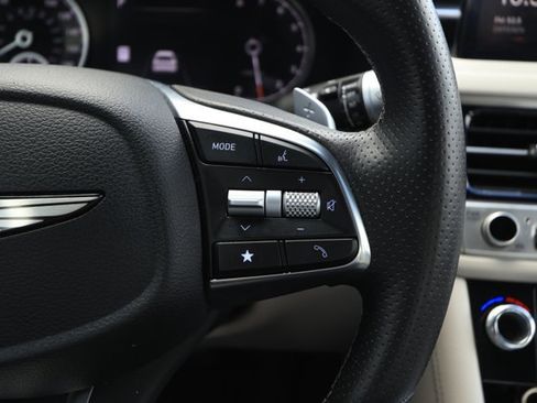 Used 2025 Genesis G70 2.5T image 14