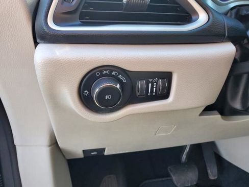 Used 2022 Chrysler Pacifica Touring-L image 21