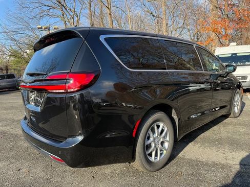 New 2026 Chrysler Pacifica Select image 9