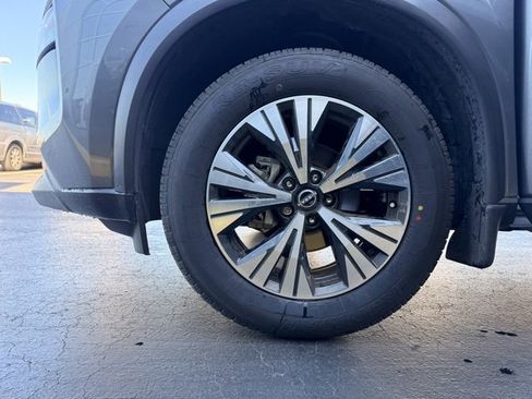 Used 2022 Nissan Rogue SV image 11