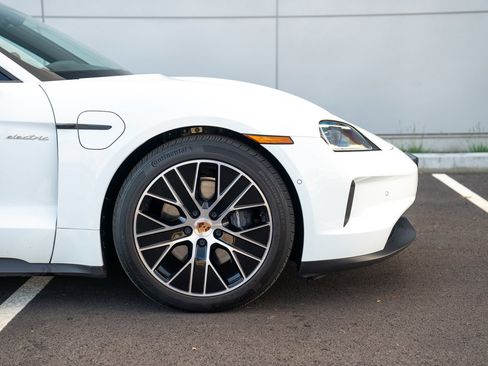 Used 2025 Porsche Taycan image 9