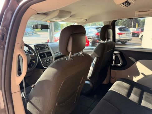 Used 2017 Dodge Grand Caravan SE FWD image 11