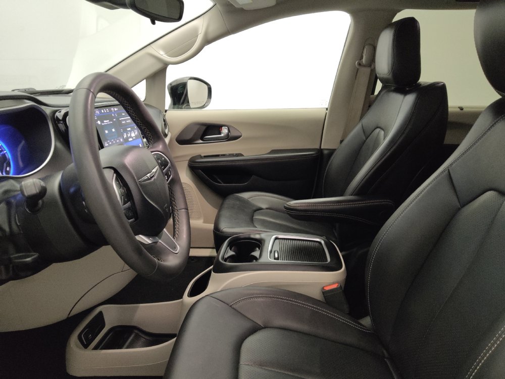 Used 2024 Chrysler Pacifica Touring-L FWD image 17