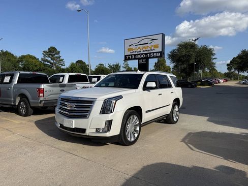 Used 2017 Cadillac Escalade Platinum AWD/4WD image 3