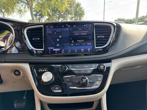 Used 2023 Chrysler Pacifica Limited FWD image 24