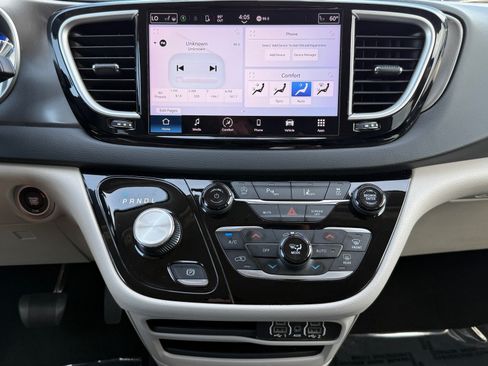 Used 2023 Chrysler Pacifica Touring-L FWD image 18